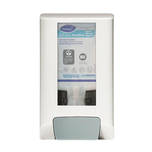 Ein weißer IntelliCare Spender Manuell 1 Stk. von Diversey Deutschland GmbH & Co. OHG, wandmontiert mit Produktangaben und Zertifizierungslogos, sorgt für hygienische Anwendung und verfügt über einen lichtdurchlässigen Bereich für Flüssigseifen-Sichtbarkeit.