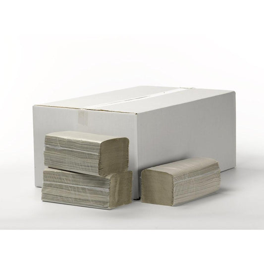 Hinter drei Stapeln Diversey Falthandtücher ZZ-Faltung 1-lagig naturweiß aus recyceltem Papier (passend für D7525452/D7525453) befindet sich eine weiße Schachtel auf einer schlichten weißen Fläche mit weißem Hintergrund.