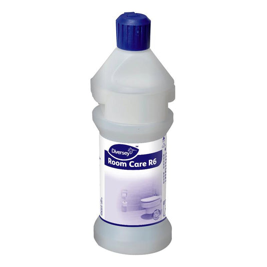 Die Room Care R6 Plus Flasche, leer von Diversey Deutschland GmbH & Co. OHG mit blauem Deckel und weiß-blauem Etikett ist vor weißem Hintergrund zu sehen - ideal für jedes Reinigungssystem.
