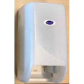 Der DI Systemrollenspender für Toilettenpapier von Diversey Deutschland GmbH & Co. OHG ist ein weißer, wandmontierter Spender mit transluzenter Frontabdeckung und ovalem Etikett, abgebildet vor einem hellen Holzhintergrund.