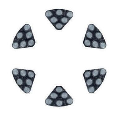 Fünf schwarze, dreieckige Twister Hybrid Tools von Diversey Deutschland GmbH & Co. OHG mit jeweils sechs grauen Kreisen und abgerundeten Ecken sind sternförmig auf weißem Grund angeordnet und unterstreichen so ihre ergonomische Form.