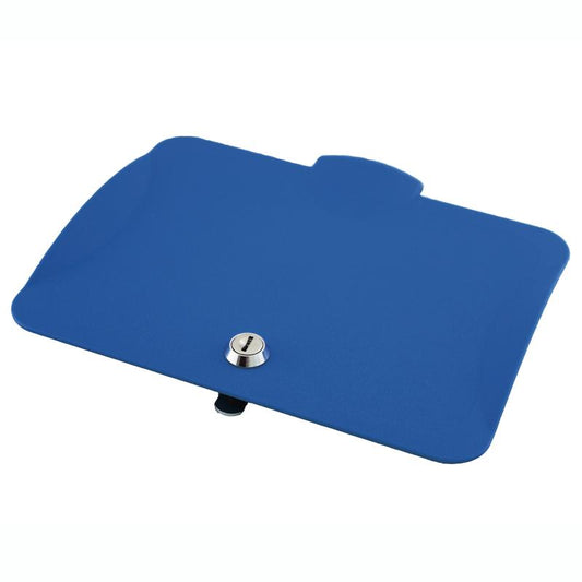Ein rechteckiger blauer TASKI Deckel mit Schloss von Diversey, passend für 7- und 12-Liter-Eimer (7517242, 7517292), mit abgerundeten Ecken und kleinem Tab auf einer Seite. Packung: 1 Stück. Hintergrund: weiß.