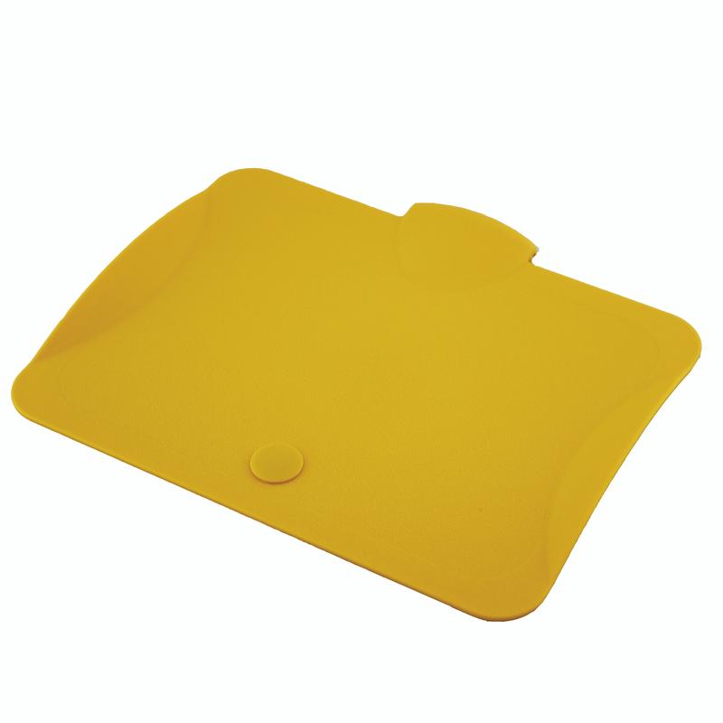 Ein gelber, rechteckiger TASKI Deckel für 7 l Eimer von Diversey Deutschland GmbH & Co. OHG, mit abgerundeten Ecken, einer kleinen runden Erhebung an einer Kante und einer gebogenen Lasche auf der anderen Seite; passend für 7- und 12-Liter-Eimer.