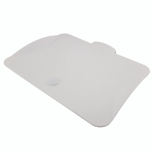 Ein robuster, weißer, rechteckiger Kunststoffdeckel mit abgerundeten Ecken, einem zentralen, runden Knopf und einer seitlichen Einkerbung ähnelt dem TASKI Deckel für Tücherboxen von Diversey Deutschland GmbH & Co. OHG. Der Hintergrund ist einfarbig weiß.