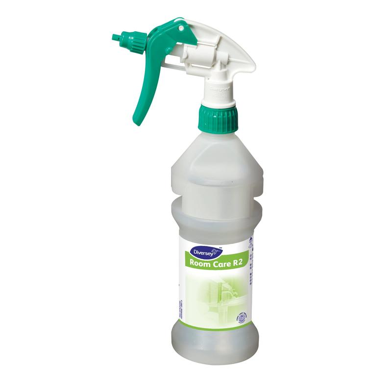 Eine klare Room Care R2 Plus Pur-Eco Sprühflasche, leer von Diversey Deutschland GmbH & Co. OHG mit grüner und weißer Abzugsdüse steht aufrecht auf einem schlichten weißen Hintergrund.