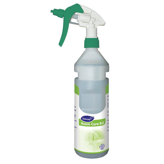 Eine durchsichtige Plastiksprühflasche mit der Aufschrift "Room Care R2 Plus Pur-Eco Sprühflasche, leer" von Diversey Deutschland GmbH & Co. OHG, mit einer grün-weißen Sprühdüse und einem Etikett, das angibt, dass sie für die Raumreinigung bestimmt ist.