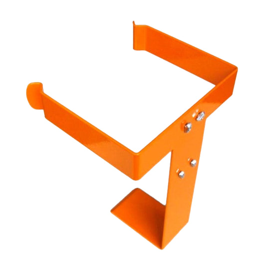 Orangefarbene Metallhalterung mit rechtwinkligem Design und U-förmiger Spitze, ideal als TASKI Trolley Halterung für Aero BP von Diversey Deutschland GmbH & Co. OHG zur Aufnahme von Aero BP Rückenstaubsauger-Zubehör. Packung: 1 Stück.