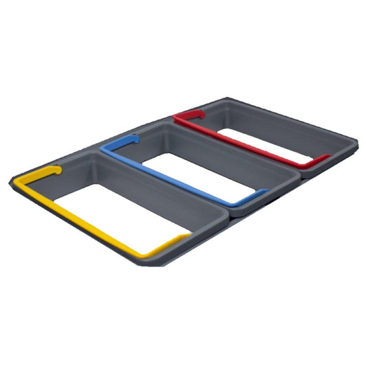 Drei graue Di Protect Dreifach-Abfalltrennung von Diversey, für TASKI Protect Trolley, sind nebeneinander mit gelben, blauen und roten Rändern (von links nach rechts) auf weißem Hintergrund. Packung enthält 1 Stück.