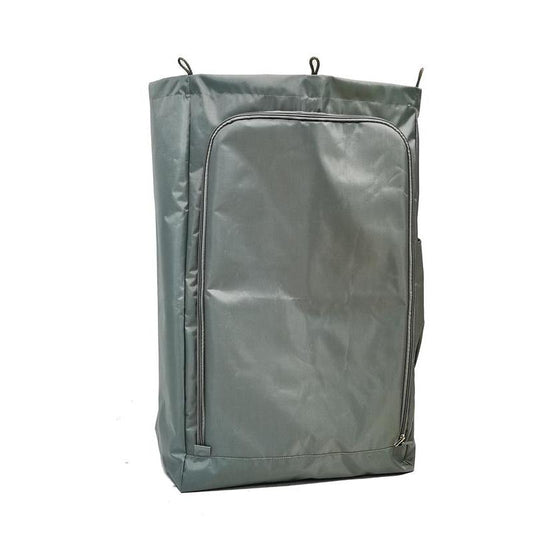 Die DI Protect Schutzhülle 120L von Diversey Deutschland GmbH & Co. OHG ist eine große, rechteckige, graue Stofftasche mit Reißverschlusstasche an der Vorderseite, zwei seitlichen Griffen und drei Schlaufen an der Oberseite zum Schutz von Gartenmöbeln.