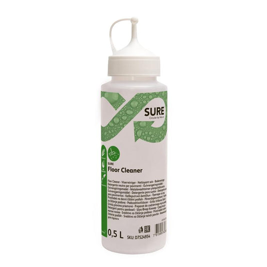 Eine 0,5L SURE Floor Cleaner Dosierflasche von Diversey Deutschland GmbH & Co. OHG mit weißem Verschluss/Ausgießer und grünem Etikett mit Dosierangaben und Blattmotiv. Dieser umweltfreundliche Reiniger nutzt eine pflanzenbasierte Formel für effektive Reinigung.