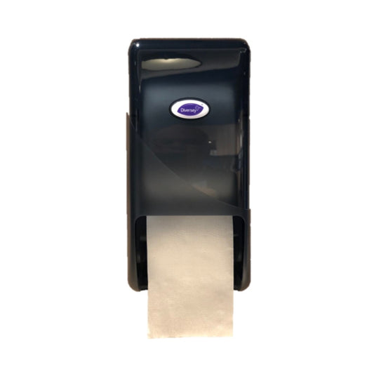 Ein schwarzer Kunststoff DI Systemrollenspender für Toilettenpapier von Diversey Deutschland GmbH & Co. OHG, wandmontiert mit sichtbarem, darunter hängendem weißem Papier und einem ovalen "Diversey"-Logo auf der Vorderseite, ideal für öffentliche Toiletten.