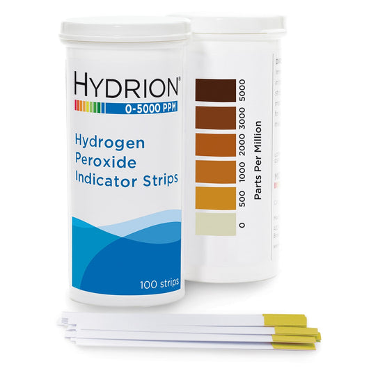 Zwei zylindrische AHP-Teststreifenbehälter der Diversey Deutschland GmbH & Co. OHG zeigen ein Etikett und eine 0-5000 ppm Farbkarte. Vorne befinden sich mehrere Indikatorstreifen, ideal zum Testen von Oxivir Lösung (Karton mit 6 Packungen).