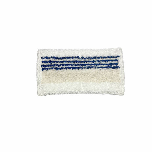 Ein rechteckiges weißes Arcora Doppelmopp 2.0 Micro-Plus Blau Mit Microrand Reinigungspad der Arcora International GmbH, mit blauen und weißen Strukturstreifen - ideal für die Mikrofaser Reinigung; erhältlich in Kartons zu 50 Stück.