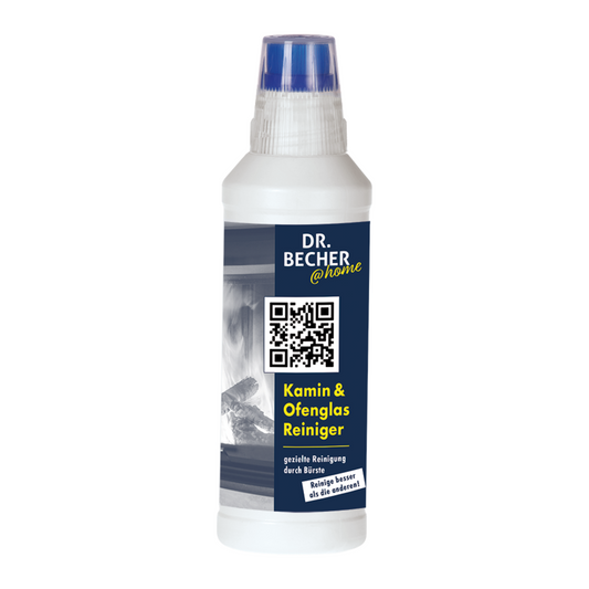 Eine weiße Flasche DR.BECHER @home Kamin & Ofenglas Reiniger | Flasche (500 ml) von Dr. Becher GmbH mit blauem Etikett und QR-Code. Das Etikett zeigt ein Kaminbild und einen deutschen Text, der diesen leistungsstarken Kaminreiniger zur Bekämpfung eingebrannter Verkrustungen beschreibt.