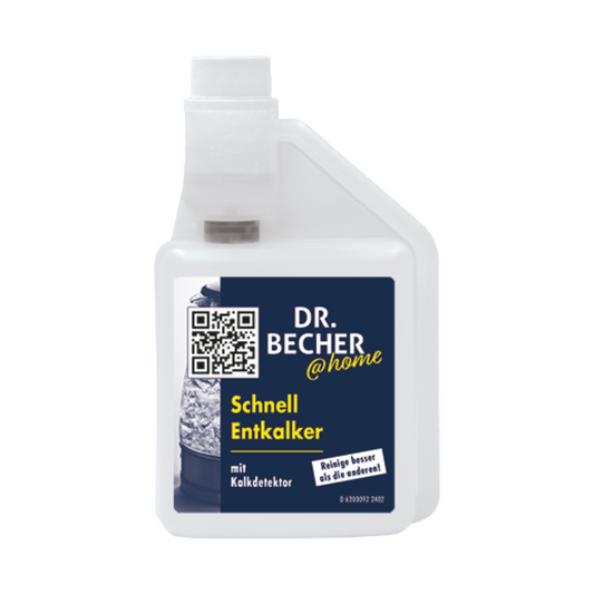 Eine weiße Flasche mit dem Etikett „DR.BECHER @home Schnell Entkalker | Flasche (500 ml)“. Das Etikett zeigt einen QR-Code, den Produktnamen in gelber Schrift und ein Bild eines Wasserkochers. Die Flasche hat ein integriertes Maß zum Ausgießen und verspricht materialschonend zu sein.