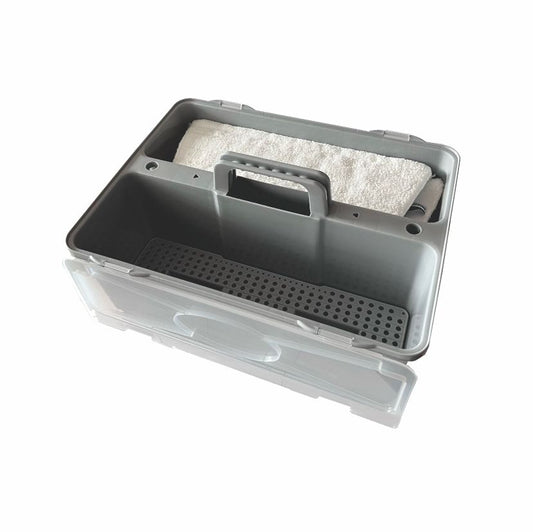 Eine graue Arcora X-Line Duo Kunststoff Box von Arcora International GmbH mit Deckel, Kunststoffgriff und mitgeliefertem Bodensieb; ein Fach ist mit einem weißen Handtuch belegt, die anderen sind leer. Ideal für die Aufbewahrung von Haushaltszubehör.