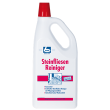 Eine weiße Plastikflasche „Dr. Becher Fliesen Reiniger“ mit rotem Verschluss und rot-blauem Etikett ist für die Reinigung von Steinfliesen bestimmt. Das Etikett betont professionelle Qualität und Oberflächenschutz.