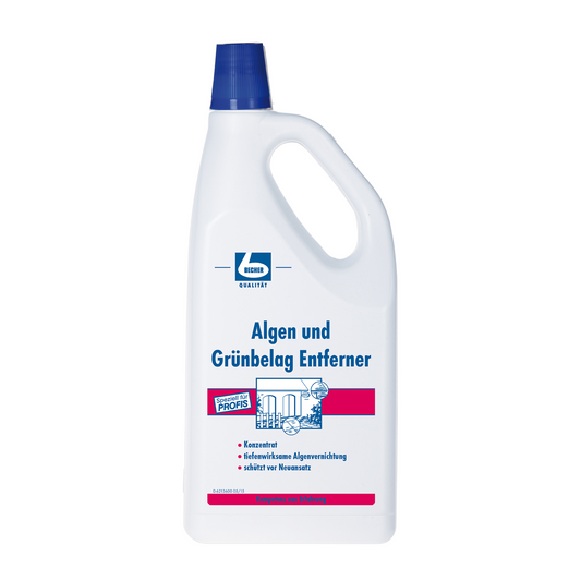 Eine weiße Plastikflasche mit blauem Verschluss mit der Aufschrift „Dr. Becher Algen und Grünbelag Entferner | Flasche (2000 ml)“ in deutscher Sprache, mit dem Markenlogo der Dr. Becher GmbH und Aussagen wie „Konzentrat“ und „kraftvolles Reinigungsmittel für effektive, schonende Algenentfernung." Die Flasche hat einen Henkel zum einfachen Ausgießen.
