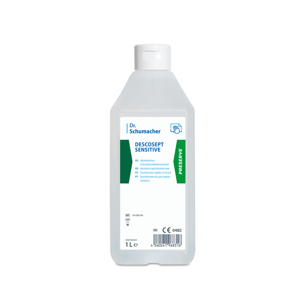 Eine 1-Liter-Flasche Dr. Schumacher Descosept Sensitive Schnelldesinfektion zur Desinfektion von Medizinprodukten. Die weiße Flasche mit der Marke Dr. Schumacher GmbH verfügt über einen weißen Klappverschluss sowie eine grün-blaue Beschriftung und mehrere Textzeilen. Das Etikett enthält Produktinformationen und einen Barcode an der Unterseite.