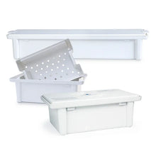 Ausgestellt sind vier weiße Kunststoffbehälter und -deckel; bei einem handelt es sich um eine Instrumentenwanne der Dr. Schumacher GmbH (Auslaufartikel: 1 Stück), die einem medizinischen Instrumentensieb ähnelt, mit einem gelochten Sieb und einem geschlossenen Behälter im Vordergrund.