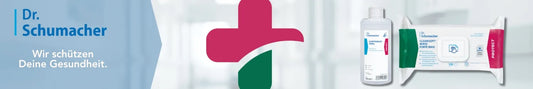 Werbebanner der Marke Dr. Schumacher. Links steht der Schriftzug „Dr. Schumacher“ mit dem Slogan „Wir schützen Deine Gesundheit.“ In der Mitte ist ein stilisiertes Kreuz in Rot und Grün dargestellt. Rechts im Bild sind zwei Produkte zu sehen: eine Flasche Desinfektionsmittel und eine Packung Desinfektionstücher mit der Aufschrift „Dr. Schumacher CLEANISEPT WIPES“. Der Hintergrund zeigt eine helle, sterile Umgebung.