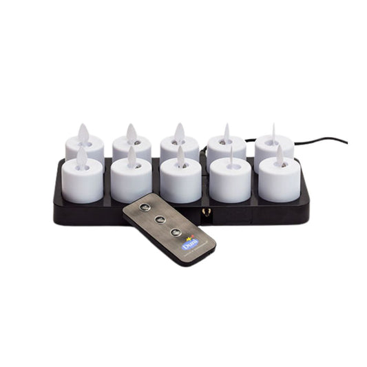 Das Duni 10 LED-Kerzen-Set besteht aus Kerzen mit beweglichen Flammen, die auf einer schwarzen Ladestation präsentiert werden. Eine Fernbedienung mit drei Tasten und dem Logo der Duni GmbH bietet Komfort und Eleganz für jede Umgebung.
