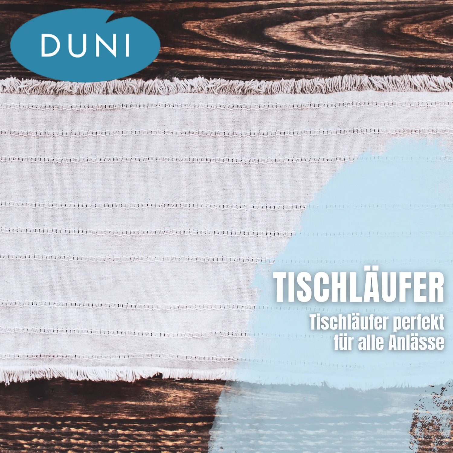 Ein Tischläufer in Weiß mit feinen Linien und Fransen, auf einem dunklen Holztisch, begleitet von dem Text 'Tischläufer – Tischläufer perfekt für alle Anlässe' und dem Duni-Logo im oberen linken Bereich