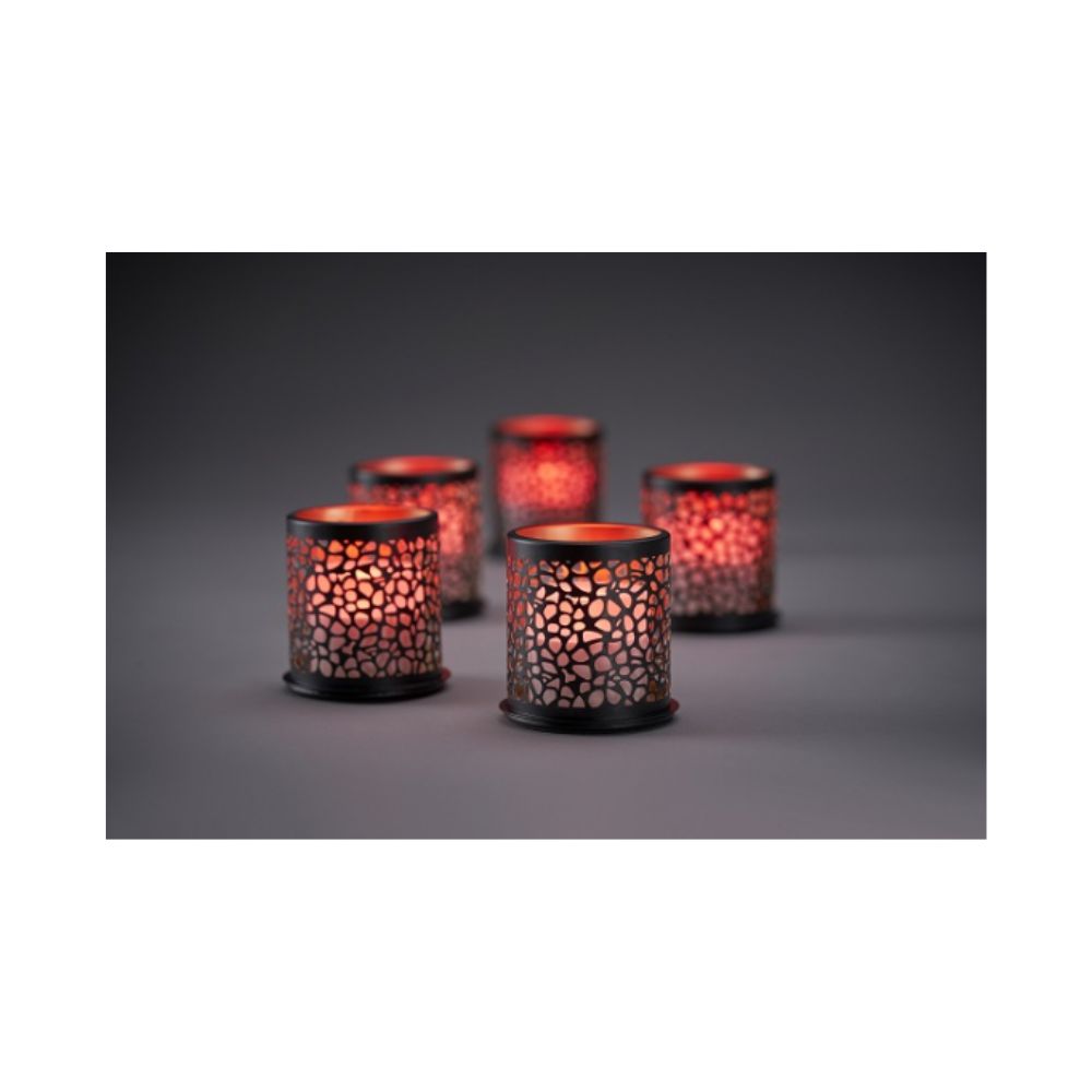 Ein Set aus fünf „Duni LED-Kerzen mit Ladestation 8 Kerzen Multicolor inkl. Warmweiß“ von Duni GmbH strahlt ein warmes, orangefarbenes Licht aus. Auf einer dunklen Oberfläche arrangiert, verstärkt der schwach beleuchtete Hintergrund ihr stimmungsvolles Leuchten.