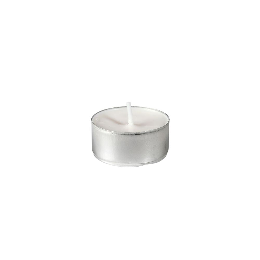 Eine kleine, unbeleuchtete Duni Teelicht-Kerze mit einem weißen Wachskern aus einer Pflanzenöl-Mischung befindet sich in einem silbernen Metallgehäuse vor einem schlichten weißen Hintergrund. Produkt: Duni Teelichte ca. 6h Ø 39 mm weiß (Verpackung 30 Stück) von Duni GmbH.