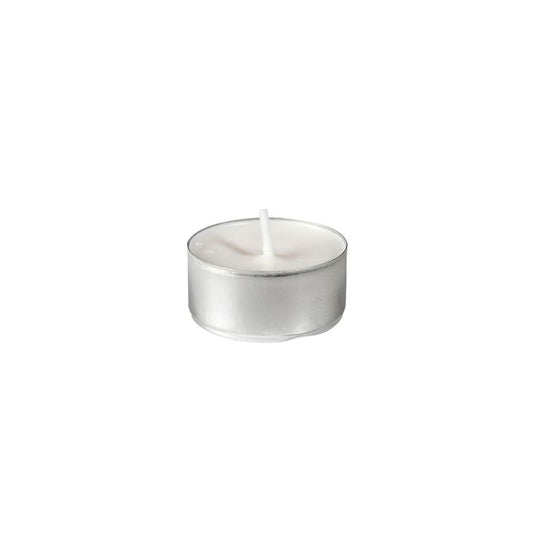 Eine kleine, unbeleuchtete Duni Teelicht-Kerze mit einem weißen Wachskern aus einer Pflanzenöl-Mischung befindet sich in einem silbernen Metallgehäuse vor einem schlichten weißen Hintergrund. Produkt: Duni Teelichte ca. 6h Ø 39 mm weiß (Verpackung 30 Stück) von Duni GmbH.
