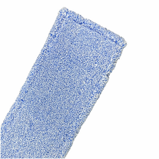 Eine Nahaufnahme des Arcora MICRO BLUE 2.0 DB - FC MIT DECKBLATT von Arcora International GmbH, ein rechteckiges hellblaues Mikrofasertuch mit strukturierter Oberfläche und genähten Kanten, perfekt für die professionelle Reinigung, dargestellt auf weißem Hintergrund.