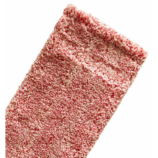 Nahaufnahme eines rosafarbenen und weißen, strukturierten, rechteckigen Stoffes - offensichtlich das Arcora MICRO RED DB - FC Handtuch von Arcora International GmbH - vor einem weißen Hintergrund.