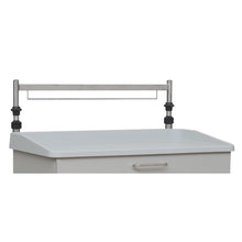 Eine Nahaufnahme eines weißen Medikamentenwagens mit einem Schubladengriff aus Metall und einer verstellbaren Novocal Euroschiene (1-fach, für Rückwand, höhenverstellbar) von Novocal, die an der Rückseite zusammen mit einem Kunststoffrand und einer Infusionsstange angebracht ist.