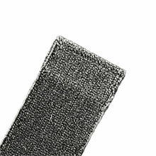 Nahaufnahme eines rechteckigen grauen Arcora Excellent Scrub-Igel 2.0 Fc-Mop-Gewebes mit Igel-Borste-Struktur und versiegelten Kanten, von Arcora International GmbH, mit Farbcodierung, auf weißem Hintergrund.