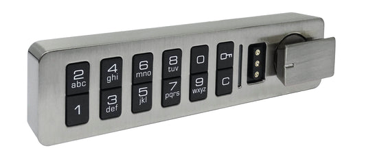 Das Novocal elektronische Zahlenschloss verfügt über ein horizontales Tastenfeld mit schwarzen Zifferntasten, Buchstaben, einer Einschalttaste und einem drehbaren Metallknopf auf der rechten Seite, die alle auf einer gebürsteten Metallplatte angebracht sind.