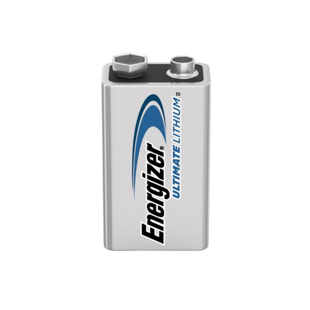 Eine Nahaufnahme eines Energizer Ultimate Lithium E-Block 9V L522 | Packung (10 Stück) von Energizer Deutschland GmbH. Die Batterie ist silberfarben mit schwarzem und blauem Text und verkörpert eine langlebige Energiequelle. Die Oberseite der Batterie weist zwei Anschlüsse auf, einen runden und einen sechseckigen.