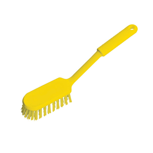 Die Haug Stielscheuerbürste PBT weich mit langem Griff von Haug Bürsten KG ist eine gelbe Bürste mit langem Griff und Aufhängeloch, die für die hygienische Reinigung konzipiert ist. Weiche Borsten. Abgebildet auf weißem Hintergrund.