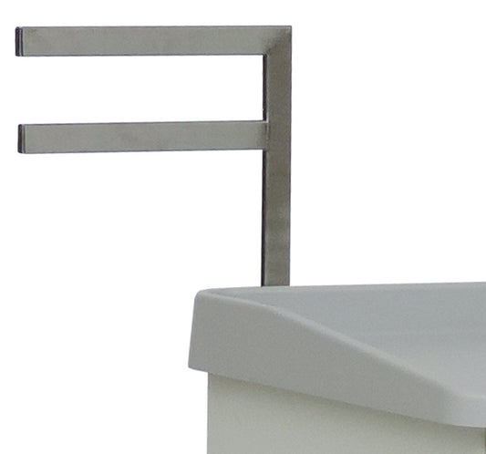 Eine Nahaufnahme der Novocal F-Halterung (330 mm), ein metallischer Handtuchhalter mit zwei horizontalen Stangen, der an der linken Seite eines weißen rechteckigen Schranks montiert ist. Marke: Novocal.