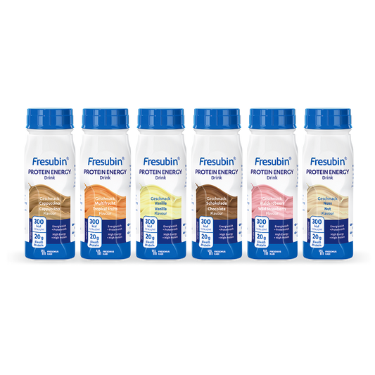Sechs Flaschen Fresubin Energy Drink Mischkarton 200 ml der Fresenius Kabi Deutschland GmbH sind aufgereiht, jede mit blauem Verschluss und Etikett. Die Packung enthält einen Mix aus Geschmacksrichtungen wie Cappuccino, Vanille und Schokolade.
