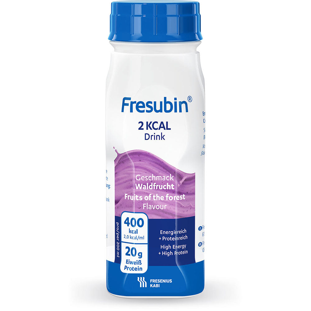 Eine 200-ml-Flasche Fresubin 2 kcal Drink der Fresenius Kabi Deutschland GmbH, Geschmacksrichtung Waldfrüchte, mit blauem Verschluss und Etikett, liefert 400 kcal und 20 g Eiweiß pro Portion und ist als energiereich und eiweißreich gekennzeichnet.