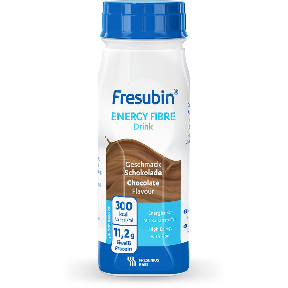 Auf einer 200-ml-Flasche Fresubin Energy Fibre Drink der Fresenius Kabi Deutschland GmbH in der Geschmacksrichtung Schokolade stehen 300 kcal und 11,2 g Eiweiß auf dem Etikett, die Flasche ist weiß mit blauen und braunen Akzenten.