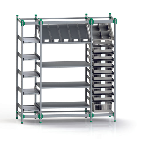 Das Novocal FlexiStore Regalsystem ist ein Regal aus eloxiertem Aluminium mit grünen Eckakzenten, das über mehrere Regalböden, eine schräge Trennwand und rechts gestapelte Aufbewahrungsbehälter verfügt. Enthält 1 Basisregal 400 x 600.
