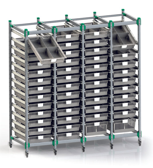 Das Novocal FlexiStore Regalsystem aus eloxiertem Aluminium (1 Basisregal 400 x 600) steht auf Rollen, hält zahlreiche graue Behälter, davon zwei schräg herausgezogen oben, und wird von Stangen mit grünen Akzenten gestützt.