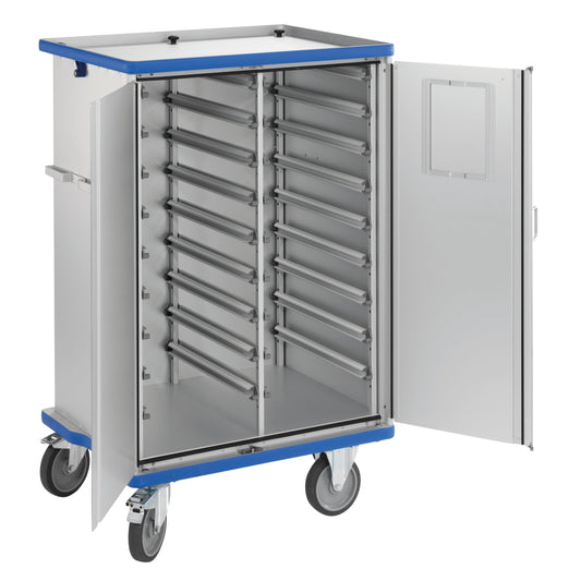 Der Novocal Geschlossene Modulwagen aus eloxiertem Aluminium verfügt über 2 Türen mit Riegelverschluss, waagerechte Einschübe, vier große Rollen und blaue Stoßfänger. Ideal zur Materiallagerung.
