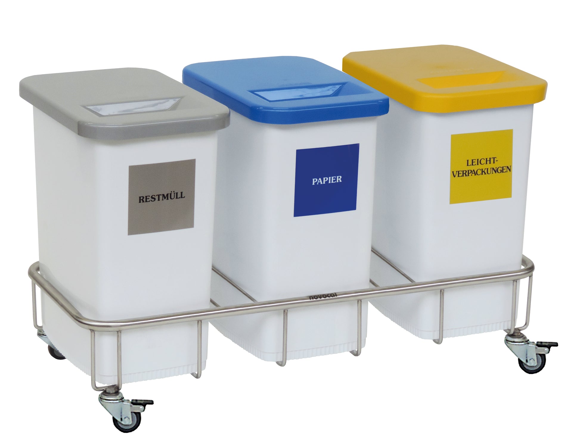 Der Novocal Wertstoffsammler Fahrgestell, Dreifachsammler aus Edelstahl bietet drei Kunststoffbehälter mit farbigen Deckeln (Grau: Restmüll, Blau: Papier, Gelb: Leichtverpackungen), jeweils mit Beschriftung und Einwurfschlitz.