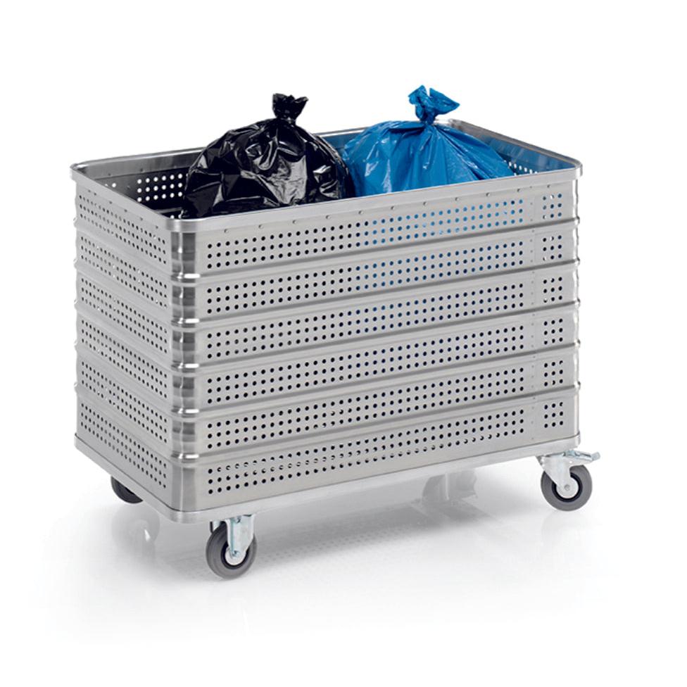 Ein Novocal Transportcontainer aus Aluminium mit 430 L Volumen, ausgestattet mit 2 Bock- und 2 Lenkrollen (Ø125), enthält einen schwarzen und einen blauen Müllsack. Der Industriewagen ist vor weißem Hintergrund fotografiert.