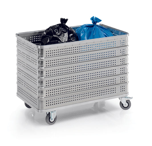 Ein Novocal Transportcontainer aus Aluminium mit 430 L Volumen, ausgestattet mit 2 Bock- und 2 Lenkrollen (Ø125), enthält einen schwarzen und einen blauen Müllsack. Der Industriewagen ist vor weißem Hintergrund fotografiert.