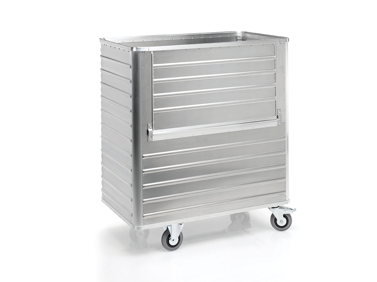 Ein großer rechteckiger Novocal Transportcontainer aus Aluminium mit abklappbarer Vorderwand, 2 Bock- und 2 Lenkrollen, steht vor weißem Hintergrund.