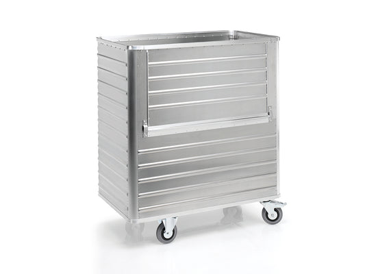 Ein großer rechteckiger Novocal Transportcontainer aus Aluminium mit abklappbarer Vorderwand, 2 Bock- und 2 Lenkrollen, steht vor weißem Hintergrund.