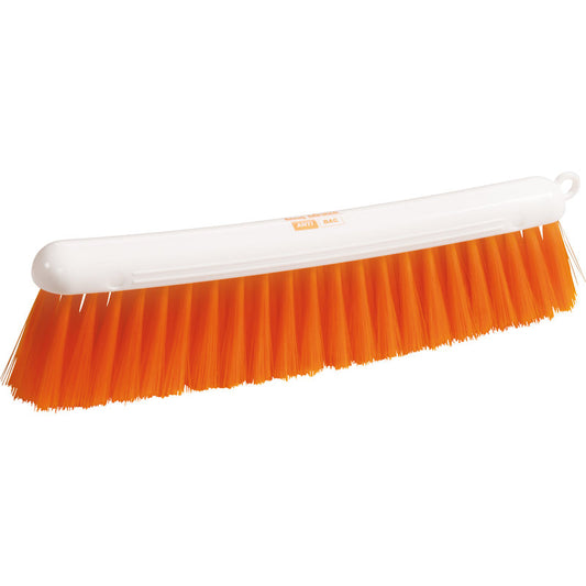 Der ANTI BAC MEHLBESEN von Haug Bürsten KG ist ein weißer Kunststoffbesen mit dicht gepackten, weichen, orangefarbenen PBT-Borsten (0,25 mm) und antibakterieller Beschichtung auf weißem Grund.